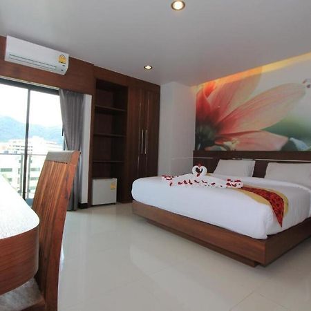 The Crystal Beach Hotel Patong Exterior foto